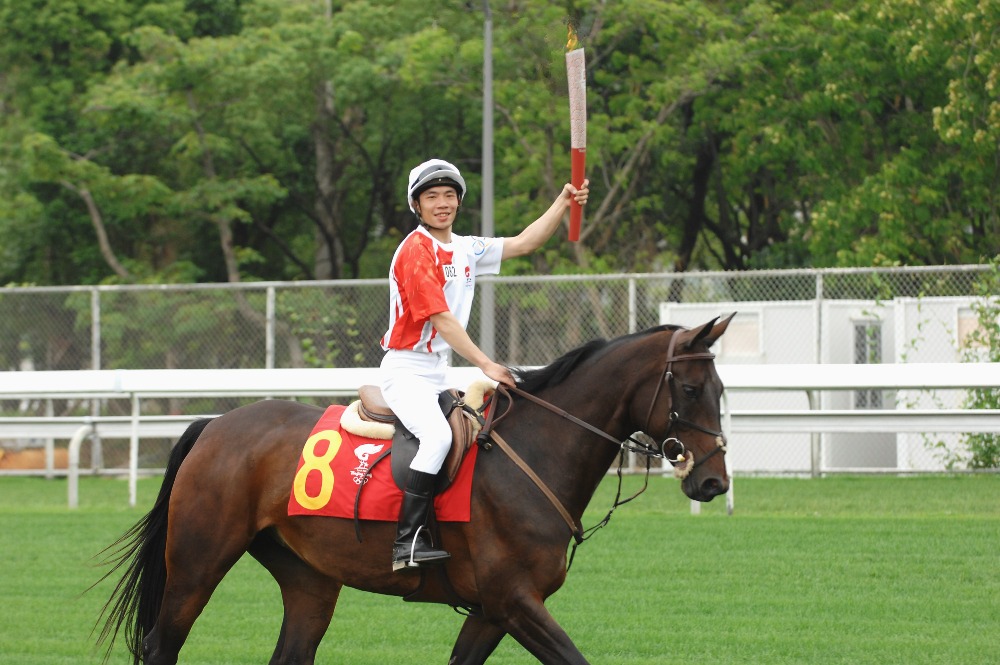 2008年，香港成為北京奧運馬術項目的協辦城市，為香港體壇寫下光輝一頁。圖為當年的火矩接力手之一、香港騎師鄭雨滇。（圖片來源：Getty）