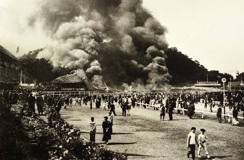 跑馬地又名「快活谷」（Happy Valley），這個地名背後有個較陰暗的典故。香港開埠初期，很多英軍不適應本地水土，感染熱病身故，他們埋葬的位置，就是如今的跑馬地香港墳場。而Happy Valley這地名，有早登極樂之意。圖為1918年的跑馬地馬場大火，這場火是在當時香港死亡最慘重的火災。（網上圖片）