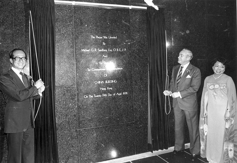 李嘉誠於1974 年購入中環華人行,1978年把長實總部由北角長江大廈遷至該處。圖片攝於1978年,李嘉誠(左)及太太莊月明(右)與滙豐銀行大班沈弼(中)齊為完成重建的華人行揭幕。(圖片來源:Getty) 李嘉誠於1974 年購入中環華人行,1978年把長實總部由北角長江大廈遷至該處。圖片攝於1978年,李嘉誠(左)及太太莊月明(右)與滙豐銀行大班沈弼(中)齊為完成重建的華人行揭幕。(圖片來源:Getty)