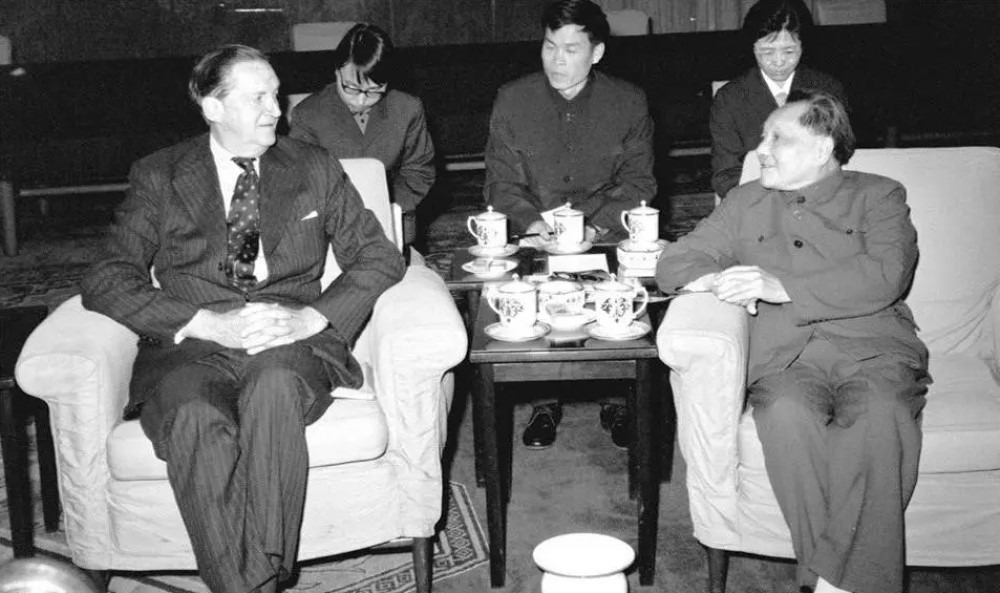 1979年3月24日港督麥理浩（左）訪華，與鄧小平會面，當時鄧小平已經明確指出，中國必定於1997年新界租約到期後會收回香港主權，叫香港投資者放心，但麥理浩返港後只傳遞了後半句話，後來英國匆忙修改國籍法，取消港人的居英權。（網上圖片）
