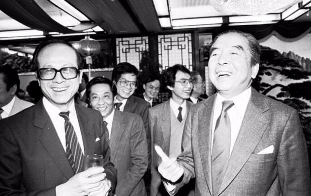 李嘉誠（左一）在1978年把九龍倉的股份售予包玉剛（右一）後，翌年、即1979年展開收購英資洋行和記黃埔的收購行動，1981年出任和黃董事局主席，成為第一位入主英資洋行的華人。（網上圖片）