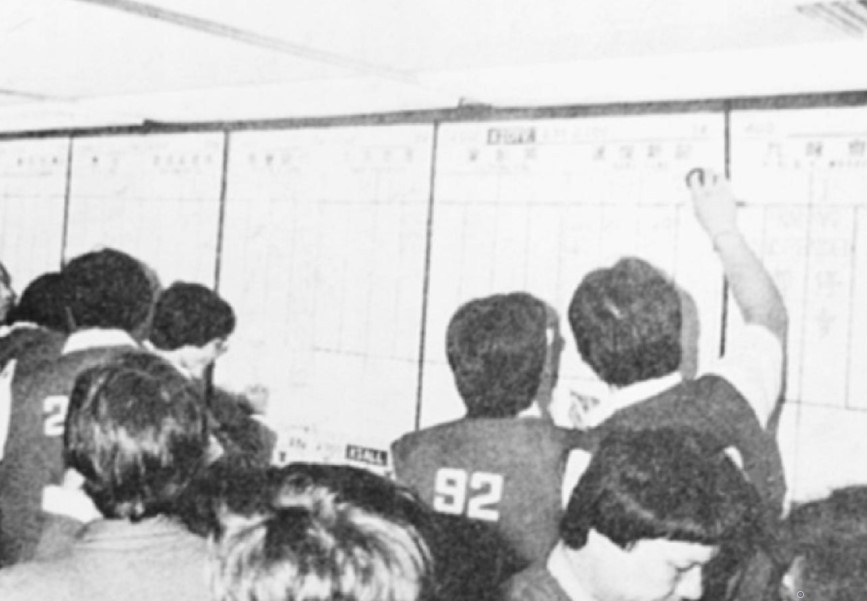 1980年6月23日上午，九龍倉在交易所停牌，置地的股票則交投暢旺。（圖片來源：《香港英資財團1841-2019》