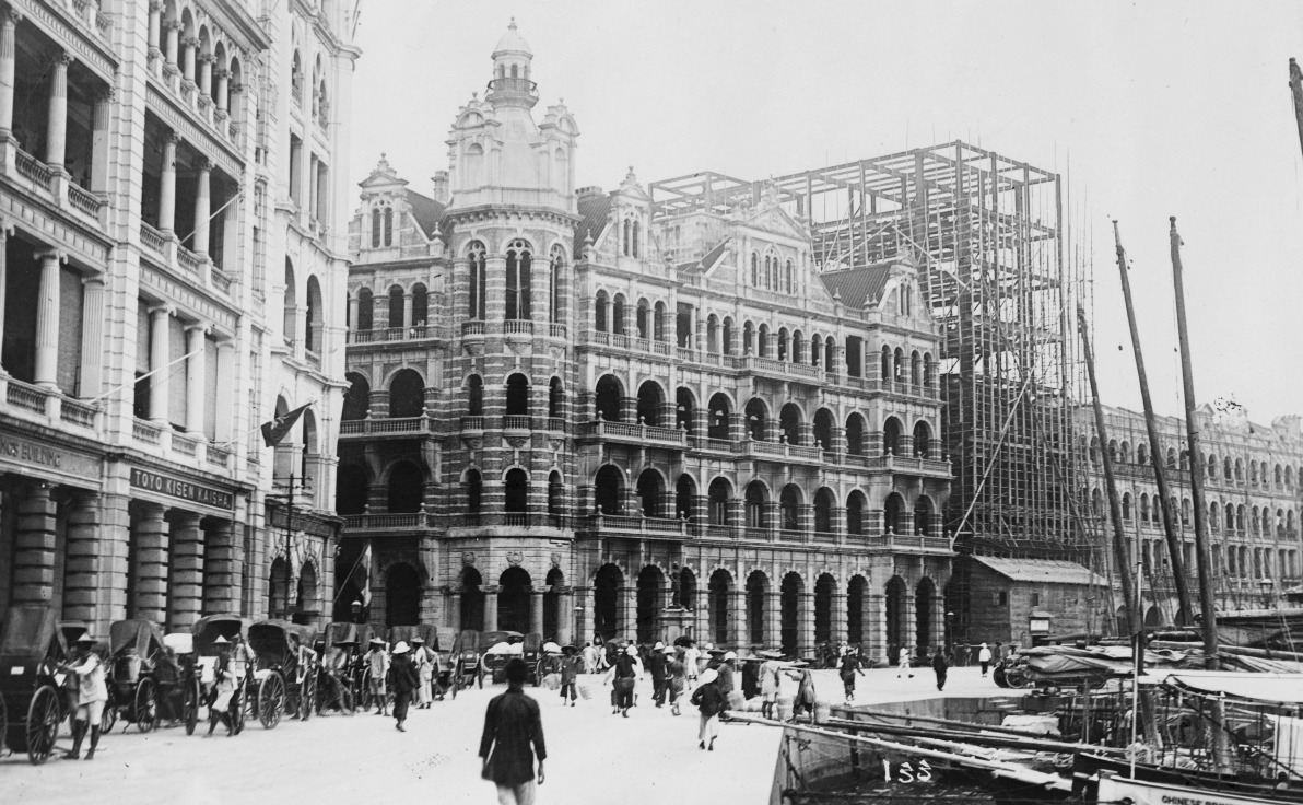 被譽為「香港最美建築」的第三代郵政總局大樓，歷時8年建造，1911年6月19日啟用。1932年開始，郵政總局的服務愈見多元化，不但開設了郵票銷售櫃位，還推出了匯票、收寄掛號郵件及郵政信箱等服務。(圖片來源：Getty）