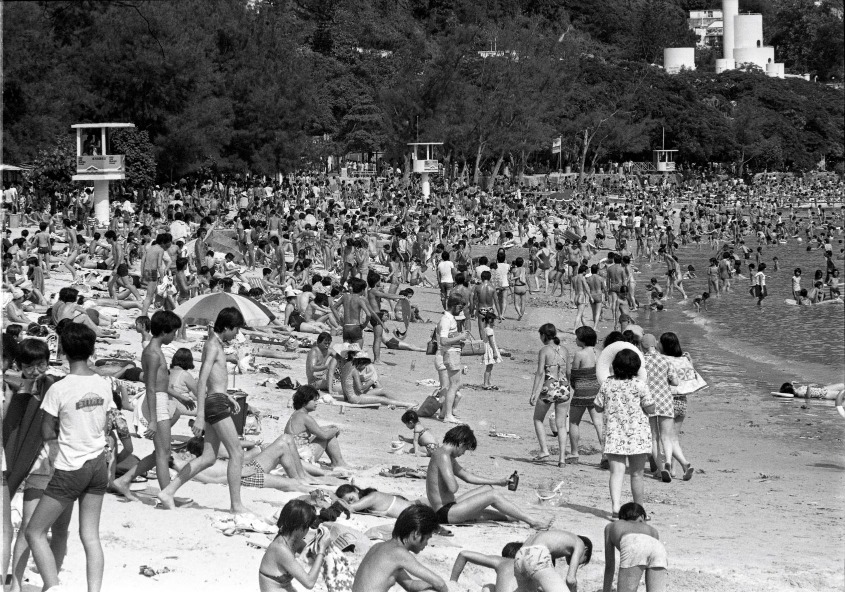 圖片攝於1978年，氣溫高達32度的盛夏，淺水灣泳灘人頭湧湧。（圖片來源：Getty）