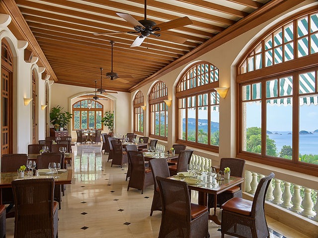 露台餐廳「The Verandah」的舊式吊扇及盆栽棕櫚等裝飾，為高雅的餐館添上懷舊氣息，不少食客專程來這裏打卡。（圖片來源：The Repulse Bay官網）