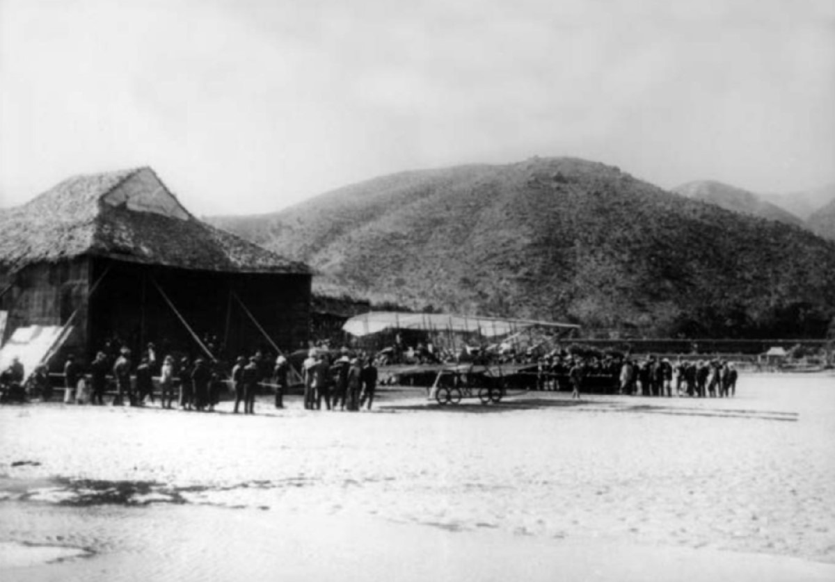 1911年3月，因應「香港飛行第一人」溫德邦的飛行表演，沙田火車站旁興建了臨時茅棚作飛機庫。此圖拍攝了該架費文型雙翼飛機從茅棚被推向起飛位置的情況。（圖片來源：《香港航空125年》）