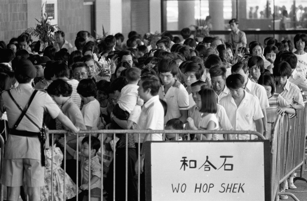 This photo was taken during the Chongyang Festival in 1978, where thousands of citizens queued up at the Hunghom railway station to buy tickets, preparing to take the Kowloon-Canton Railway Wo Hop Shek branch line to pay respects to their ancestors at the Wo Hop Shek Cemetery. (Image source: Getty)