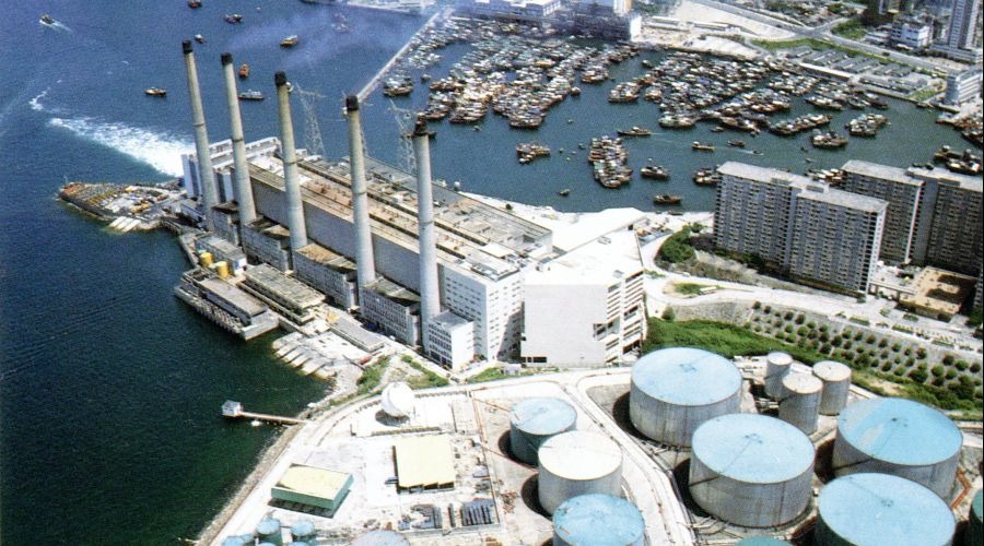 鴨脷洲發電廠於1968年投產,1985年港燈被和黃收購,這裏也於1989年關閉,原址已發展成「籃籌屋苑」海怡半島一部分了。(圖片來源:港燈官網) 鴨脷洲發電廠於1968年投產,1985年港燈被和黃收購,這裏也於1989年關閉,原址已發展成「籃籌屋苑」海怡半島一部分了。(圖片來源:港燈官網)