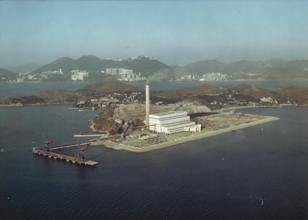 圖為1982投產的南丫發電廠，自從2000年特區政府批准南丫發電廠擴建，興建燃氣機組，這裏就踏入業務擴展的新時代。（圖片來源：港燈官網）