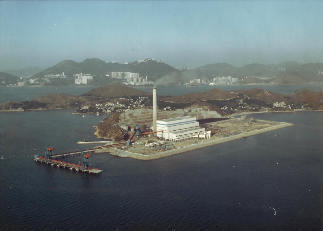 圖為1982投產的南丫發電廠,自從2000年特區政府批准南丫發電廠擴建,興建燃氣機組,這裏就踏入業務擴展的新時代。(圖片來源:港燈官網) 圖為1982投產的南丫發電廠,自從2000年特區政府批准南丫發電廠擴建,興建燃氣機組,這裏就踏入業務擴展的新時代。(圖片來源:港燈官網)