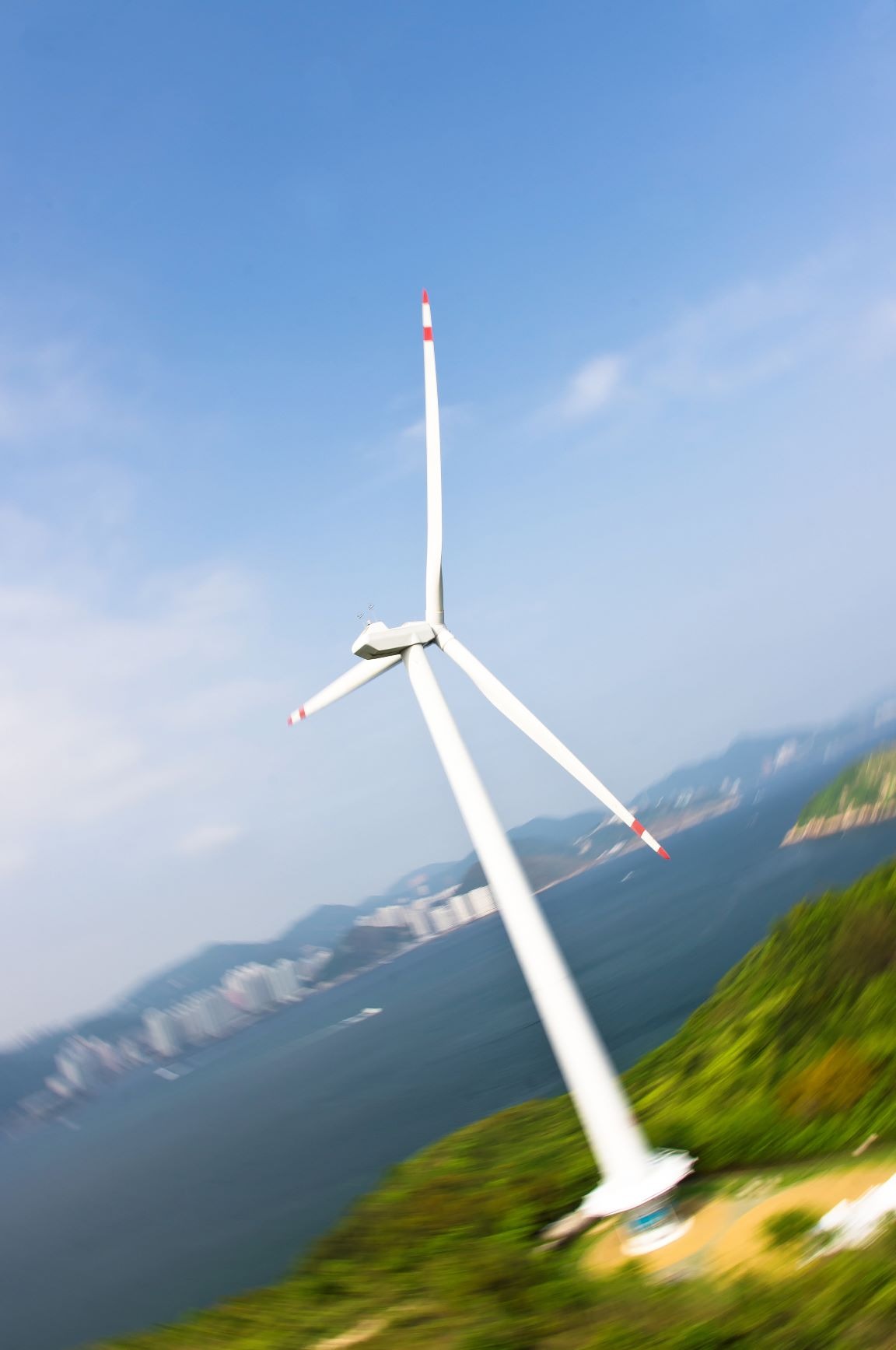 2006年「南丫風采發電站」落成投產,成為全港首台具商業規模的風力發電站。為配合特區政府爭取在2050年前實現碳中和,港燈計劃於南丫島西南水域興建離岸風力發電場,若發展順利,有望2027年投產,預計每年可生產約4億度零碳電力,供應約12萬戶家庭使用。(圖片來源:Shutterstock) 2006年「南丫風采發電站」落成投產,成為全港首台具商業規模的風力發電站。為配合特區政府爭取在2050年前實現碳中和,港燈計劃於南丫島西南水域興建離岸風力發電場,若發展順利,有望2027年投產,預計每年可生產約4億度零碳電力,供應約12萬戶家庭使用。(圖片來源:Shutterstock)