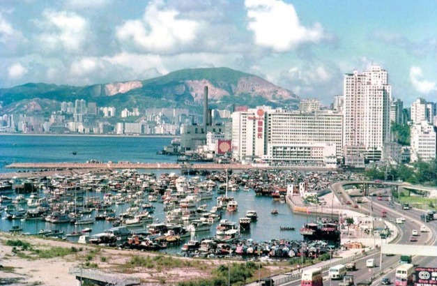 圖片攝於1973年,從這幀相片可看到北角發電廠就在銅鑼灣避風塘後方。(圖片來源:《彩色香港1970s-1980s》)) 圖片攝於1973年,從這幀相片可看到北角發電廠就在銅鑼灣避風塘後方。(圖片來源:《彩色香港1970s-1980s》))
