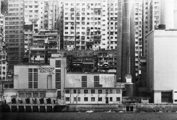 圖為1919年投產的北角發電廠,當時裝機容量約3,000千瓦,而灣仔發電廠開廠時只有約100千瓦。(圖片來源:香港記憶/香港大學圖書館) 圖為1919年投產的北角發電廠,當時裝機容量約3,000千瓦,而灣仔發電廠開廠時只有約100千瓦。(圖片來源:香港記憶/香港大學圖書館)
