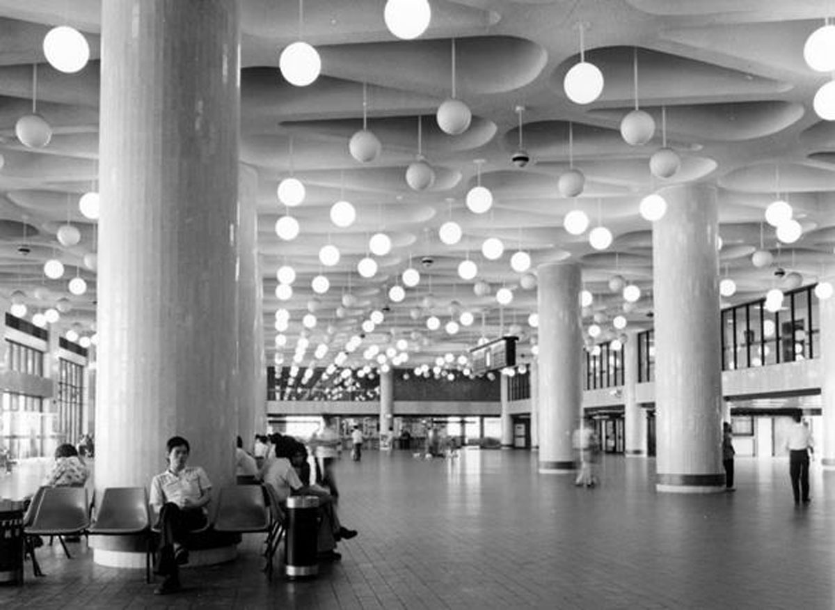 前稱「九龍車站」的九廣鐵路紅磡火車站於1975年建成，天花的球型燈飾設計，令人留下深刻印象。（圖片來源：九廣鐵路官網）