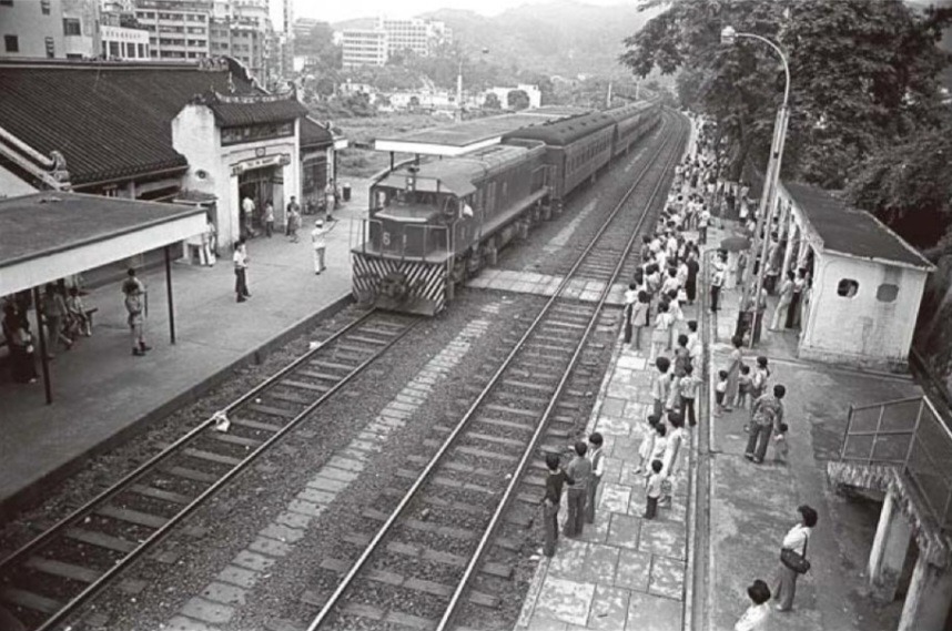 攝影師蒙敏生鏡頭下，記錄了一列柴油機車拉動的列車駛進舊大埔墟火車的情境。（圖片來源：《鄉城流轉：蒙敏生攝影集》）