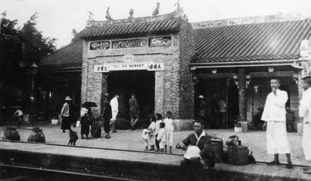 1910年代的九廣鐵路大埔墟火車站，建築充滿中國傳統特色，有別於當年其他火車站，僅設置一幢純白色的單幢建築。（圖片來源：香港大學圖書館）