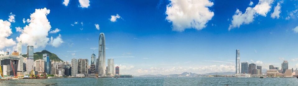 香港最高建築環球貿易廣場（ICC，圖右）與對岸的國際金融中心二期（Two IFC，圖左）遙遙相對，形成「維港門廊」。（圖片來源：香港貿發局官網）