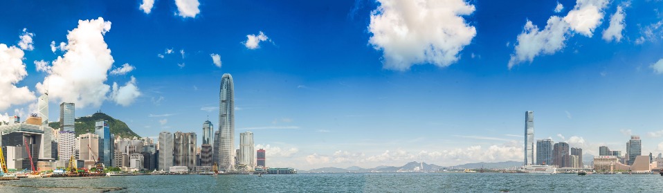 香港最高建築環球貿易廣場(ICC,圖右)與對岸的國際金融中心二期(Two IFC,圖左)遙遙相對,形成「維港門廊」。(圖片來源:香港貿發局官網) 香港最高建築環球貿易廣場(ICC,圖右)與對岸的國際金融中心二期(Two IFC,圖左)遙遙相對,形成「維港門廊」。(圖片來源:香港貿發局官網)
