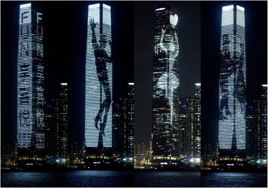 每到晚上，維港一帶都有不少人凝視着香港最高摩天大樓、位於西九龍的環球貿易廣場（ICC），皆因每晚7時45分及9時正，大廈都會在面積達5萬平方米的兩面外牆上演燈光音樂表演，這個項目更打入香港的健力士世界紀錄，成為於單一建築物上最大型的燈光音樂表演。(圖片來源：ICC 聲光耀維港facebook)