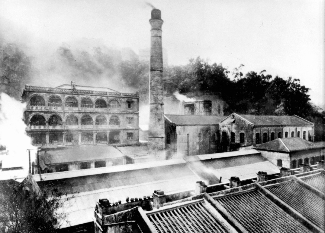 港燈是香港第一間電力公司,它於1889年註冊成立,隨即英國引入電力設備,翌年、即1890年在灣仔永豐街一帶開設香港第一間發電廠。(圖片來源:港燈官網) 港燈是香港第一間電力公司,它於1889年註冊成立,隨即英國引入電力設備,翌年、即1890年在灣仔永豐街一帶開設香港第一間發電廠。(圖片來源:港燈官網)