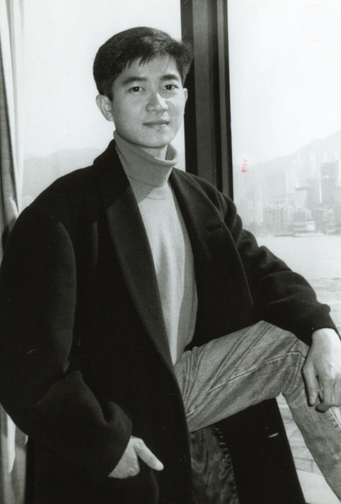 陳百強1958年9月7日在香港出生，父親陳鵬飛是有名的鐘錶商人。他自幼喜歡音樂，少年時代開始學習電子琴，富有音樂才華的他在學時期已開始創作歌曲。（網上圖片）