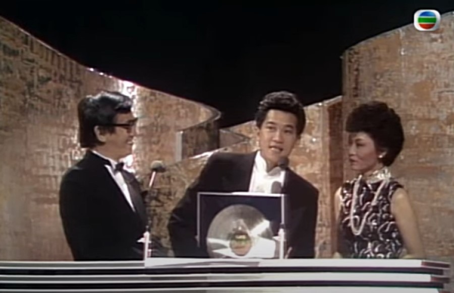 才華橫溢的唱作人陳百強，出道幾年便橫掃樂壇多個獎項。圖為他1982出席第六屆金唱片頒獎典禮的得獎片段。（網上截圖）
