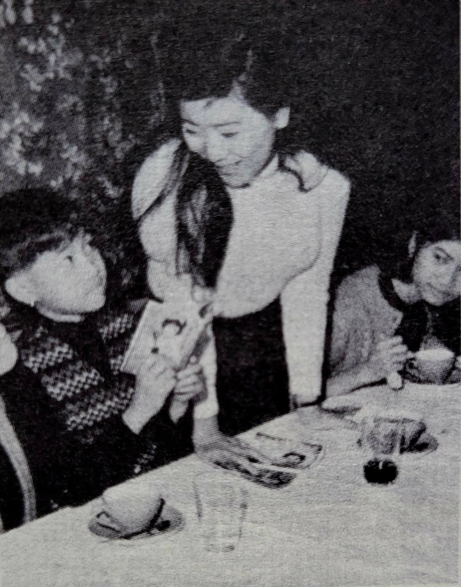 陳百強父親在兒子9歲生日那年，請了陳百強的偶像陳寶珠為他慶祝生日，讓小影迷喜出望外。（圖片來源：《這樣憶起陳百強》）