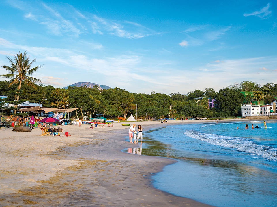 大嶼山長沙泳灘被譽為香港最乾淨的泳灘之一，由於這一帶浪急而高，因此吸引不少滑浪愛好者到訪。（圖片來源：旅遊發展局官網）