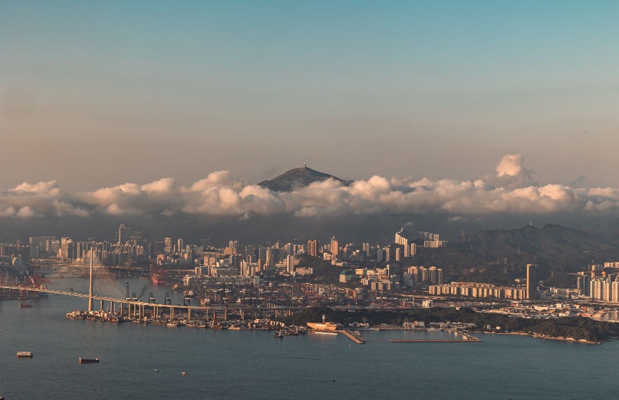 不少人把大帽山寫作「大霧山」，因這座香港最高峰經常被雲霧圍繞。其實跟據《新安縣志‧山》，大帽山的名字源自它外形似頂帽。（圖片來源：Shutterstock）