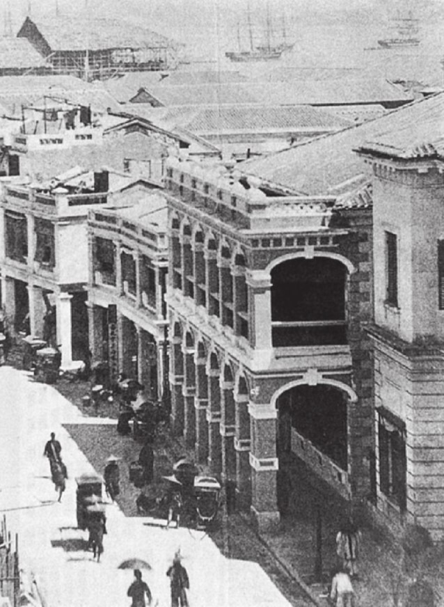 圖片攝於1861年,左二的建築物為香港渣打銀行。(圖片來源:《香港金融史1841-2017》) 圖片攝於1861年,左二的建築物為香港渣打銀行。(圖片來源:《香港金融史1841-2017》)