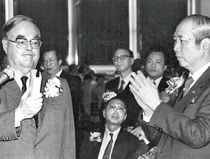 1986年聯交所開幕,標誌香港的4間交易所正式合併成為一間。圖為時任財政司彭勵治(左一)與聯交所主席李福兆(右一)主持開幕儀式。(網上圖片) 1986年聯交所開幕,標誌香港的4間交易所正式合併成為一間。圖為時任財政司彭勵治(左一)與聯交所主席李福兆(右一)主持開幕儀式。(網上圖片)