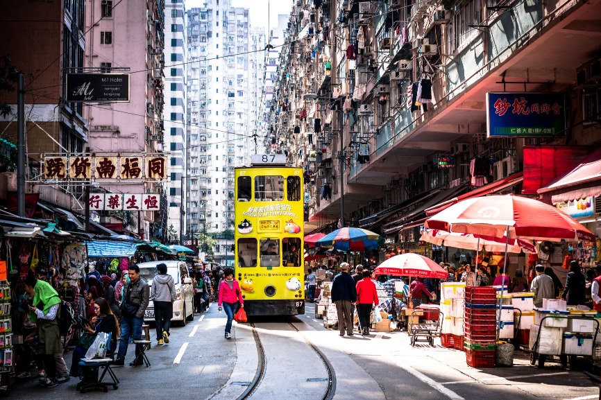 北角春秧街是港島區一道獨特的風景線，電車緩緩駛過充滿本土氣息的露天菜市場，街道兩旁賣着鮮活肉食、蔬菜和繽紛的水果，也有廉價衣服、鞋履等民生用品，琳瑯滿目。 （圖片來源：Getty）