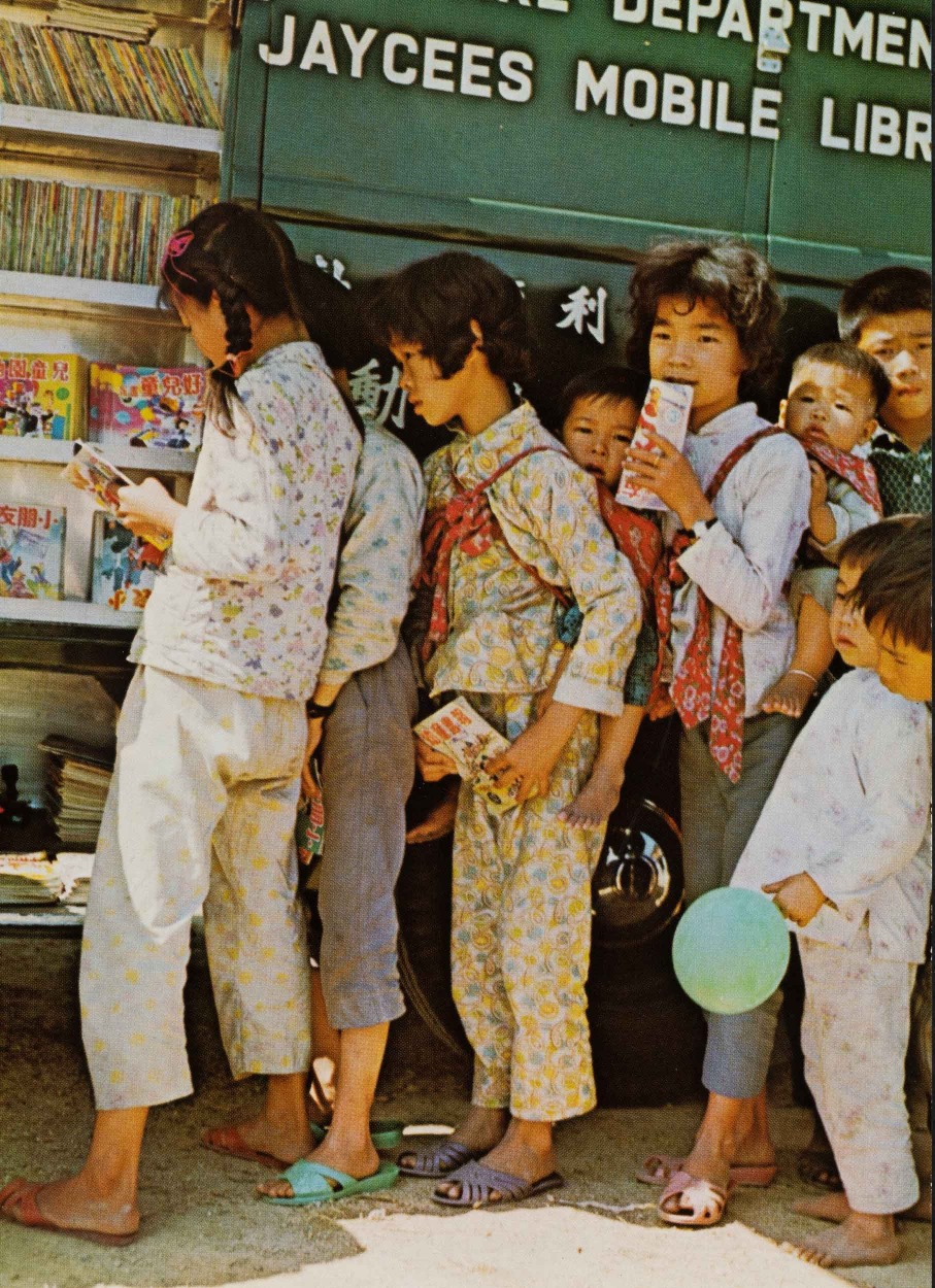 根據1950年代的社會福利署年報，當時已有流動圖書車到大埔等鄉郊地區，為兒童提供借書服務。圖片攝於1965年。（圖片來源：政府檔案處）