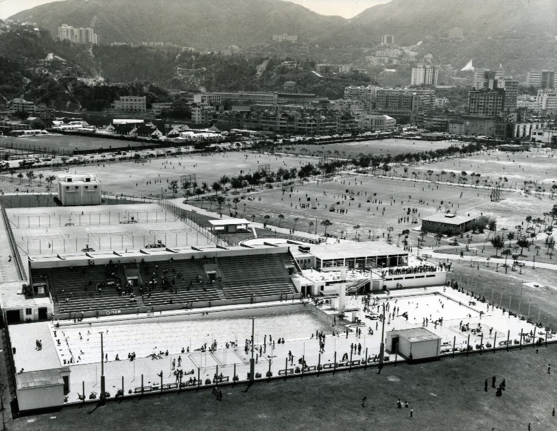 維多利亞公園泳池是香港第一個公共泳池，根據政府檔案處資料，當年興建泳池的費用由香港賽馬會捐贈。（圖片來源：政府檔案處）