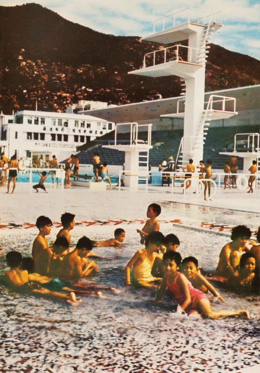 維園泳池開幕後，深受市民歡迎。1961年全年，維園泳池錄得34萬的入場人次，當中超過一半是小童。（圖片來源：政府檔案處）