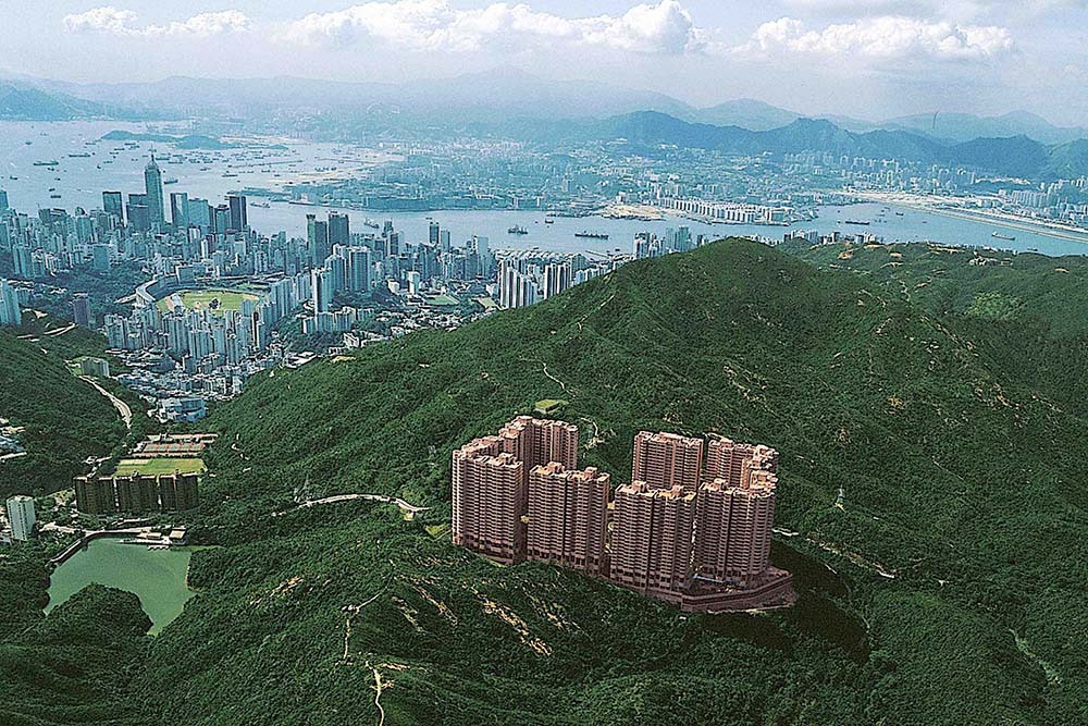 根據陽明山莊的官網,屋苑由僑福企業發展。1981年發展商向港英政府購入大潭郊野公園地皮,動工興建陽明山莊,1989年落成。(圖片來源:僑福企業) 根據陽明山莊的官網,屋苑由僑福企業發展。1981年發展商向港英政府購入大潭郊野公園地皮,動工興建陽明山莊,1989年落成。(圖片來源:僑福企業)