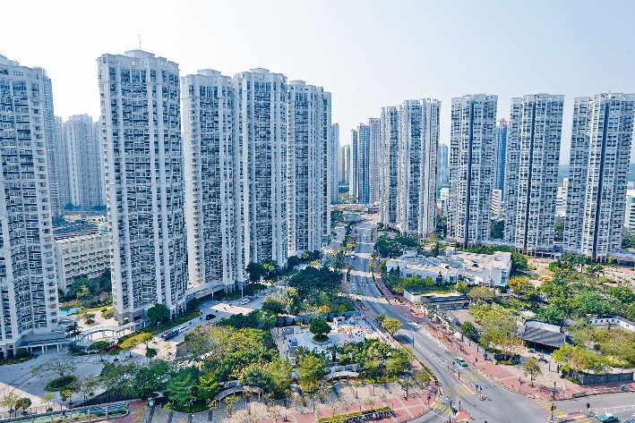 嘉湖山莊一共有58座大樓,建有約15,900伙,單位數目冠全港之餘,人口亦是全港最多,一個屋苑已有約40,000人居住。(網上圖片) 嘉湖山莊一共有58座大樓,建有約15,900伙,單位數目冠全港之餘,人口亦是全港最多,一個屋苑已有約40,000人居住。(網上圖片)