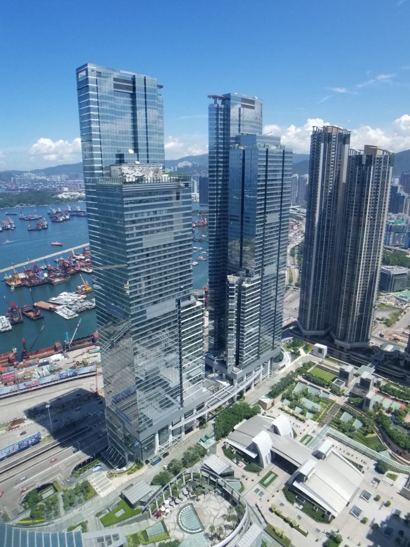 「天璽」由兩幢相連樓宇組成,一期為純住宅,二期則是設有酒店和住宅的綜合式建築。(網上圖片) 「天璽」由兩幢相連樓宇組成,一期為純住宅,二期則是設有酒店和住宅的綜合式建築。(網上圖片)