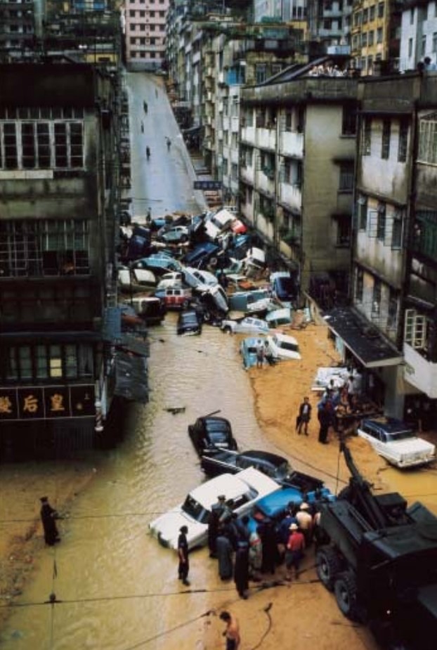 大約50架車在1966年的「六一二雨災」被洪水沖下山，堆疊在明園西街，場面震撼。（圖片來源：政府新聞處）
