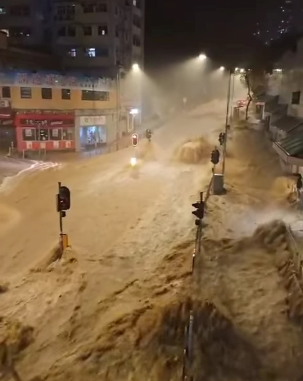 2023年9月香港經歷了一場自1884年以來最嚴重的暴雨，柴灣成重災區，洪水從山上傾瀉而下，環翠邨有停車場水深升至2米，汽車遭淹沒。（網上圖片）