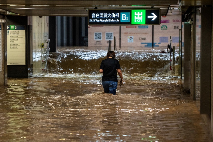 2023年9月香港發出「史上最長命」的黑色暴雨警告，生效時間長達16個小時，其中黃大仙站遭雨水倒灌，水位及膝，一度需要封站維修。（圖片來源：Getty）