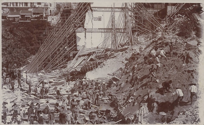 1925 年 7 月的連日暴雨，導致一幅護土牆倒塌，沖毀上環普慶坊多間房屋，事後該處遺下大量瓦礫，儼如廢墟。（圖片來源：香港天文台官網／前台長岑智明）