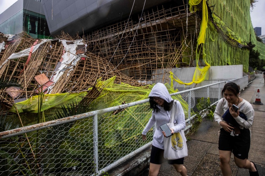 2023年颱風「蘇拉」把九龍區多處棚架吹塌。其中香港城市大學校舍有一幅面積約15呎乘15呎的外牆棚架倒塌，壓倒大樓下的樹木，阻塞停車場的出入口。（圖片來源：Getty）