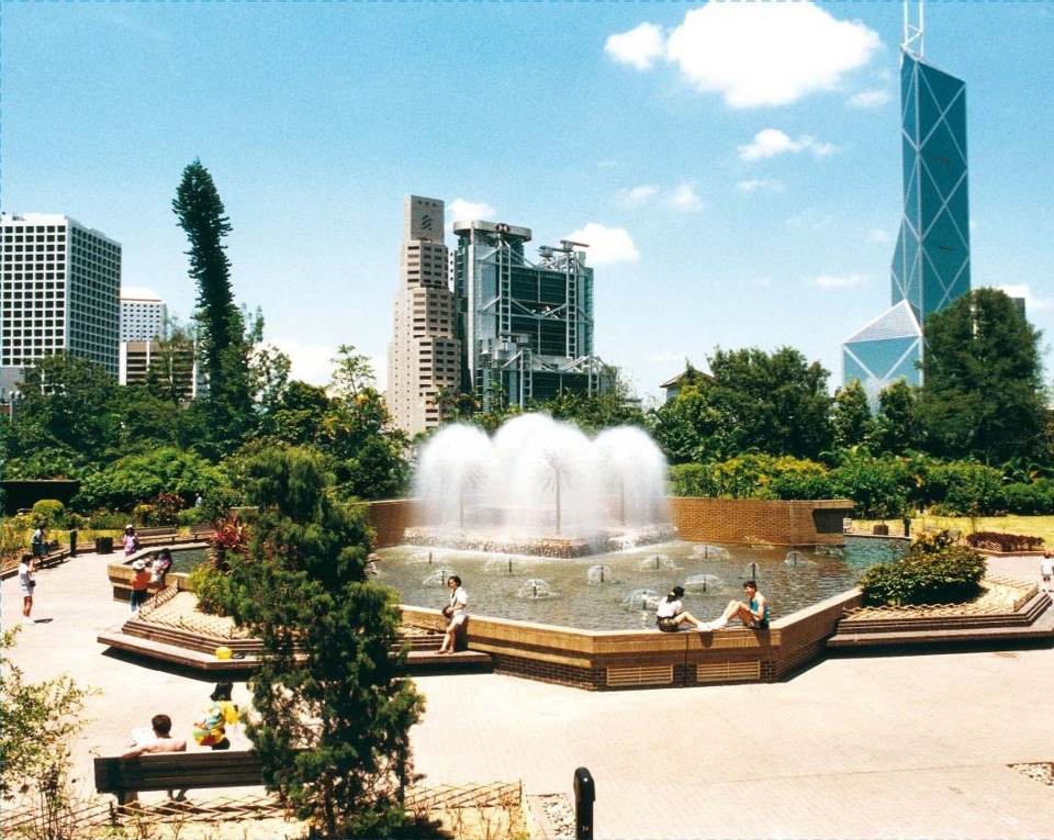 香港動植物公園的噴水池在150多年間經過多番重建。圖片攝於1990年代初，那時背後的滙豐銀行總行（中）和中銀大廈才落成不久。（網上圖片）