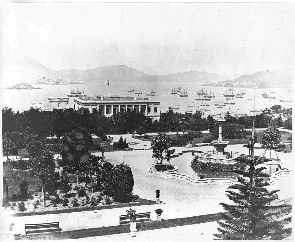 香港動植物公園面積約5.6公頃，1871年全面落成開放時命名為「植物公園」。公園分為東、西兩部分，東面俗稱「舊公園」，主要是鳥類之家，西面是後期闢成的新公園，展示哺乳類動物和爬蟲類動物。（圖片來源：香港動植物公園官網）