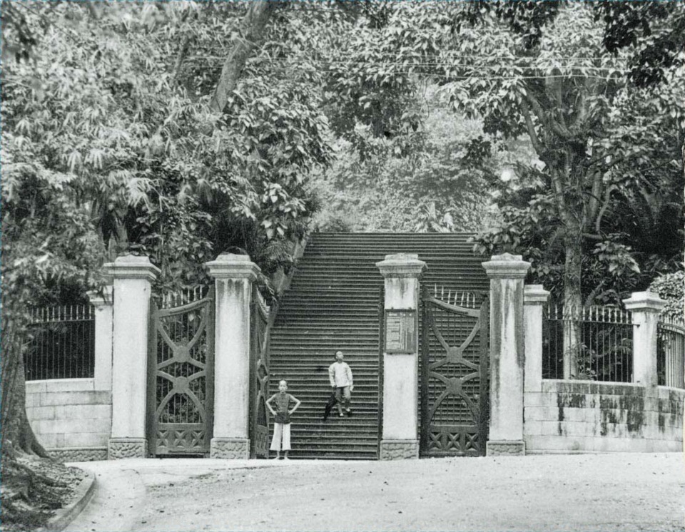 圖片攝於約1900年香港動植物公園入口梯級前。（網上圖片）