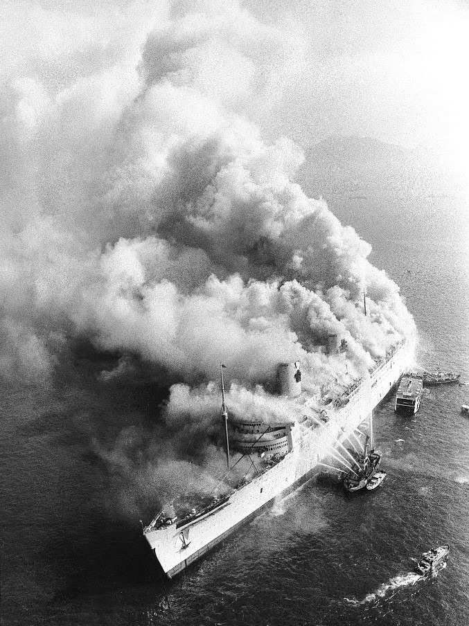 葛量洪號滅火輪由1953年出廠，服務市民49載，於2002年退役。半世紀來，它參與過多不勝數的海上救援。圖為1972年「海上學府」伊利莎伯皇后號的大火。（圖片來源：香港大學圖書館）