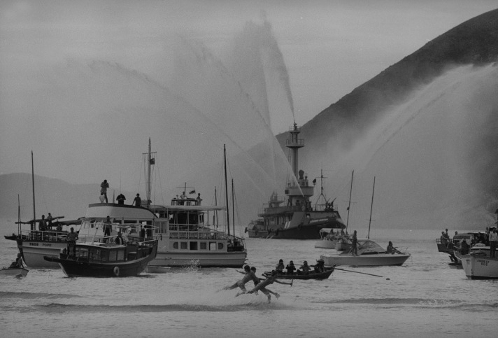 1971年的海灘嘉年華會，葛量洪號滅火輪也有參與作噴水表演。（圖片來源：香港記憶／政府新聞處）