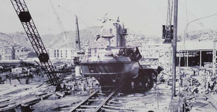 葛量洪號滅火輪產自香港黃埔船塢建造,當年造價達400萬港元。它船身長近40米,排水量503噸,每小時航速為12.5海里。船上配備了8座水炮,每小時可抽水63萬加侖,半小時可製泡沫15萬加侖,方便撲滅不同類型的船火。(圖片來源:翻攝自葛量洪號現場展覽) 葛量洪號滅火輪產自香港黃埔船塢建造,當年造價達400萬港元。它船身長近40米,排水量503噸,每小時航速為12.5海里。船上配備了8座水炮,每小時可抽水63萬加侖,半小時可製泡沫15萬加侖,方便撲滅不同類型的船火。(圖片來源:翻攝自葛量洪號現場展覽)
