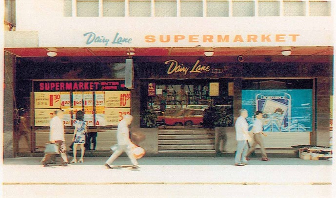 香港第一間超級市場是位於中環德輔道中皇室行、即如今歷山大廈一帶的大利連超市，由牛奶公司（Dairy Farm）及連卡佛（Lane Crawford）合作經營，英文名為Dairy Lane，以兩間母公司各取頭一個英文字命名。（網上圖片）